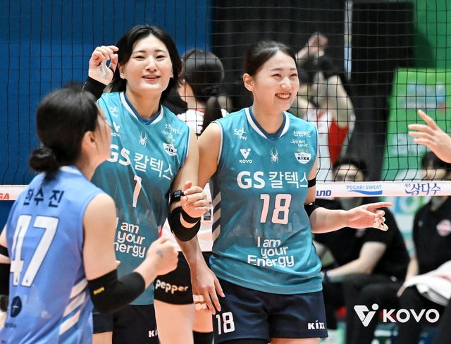 GS칼텍스 최가은(왼쪽 2번째)과 권민지(오른쪽 끝)는 정규리그서 주전 경쟁에 어려움을 겪었지만 PS선&nbsp;주전으로 손색이 없는 활약을 펼치며 팀의 4전승에 앞장섰다. 사진제공│KOVO