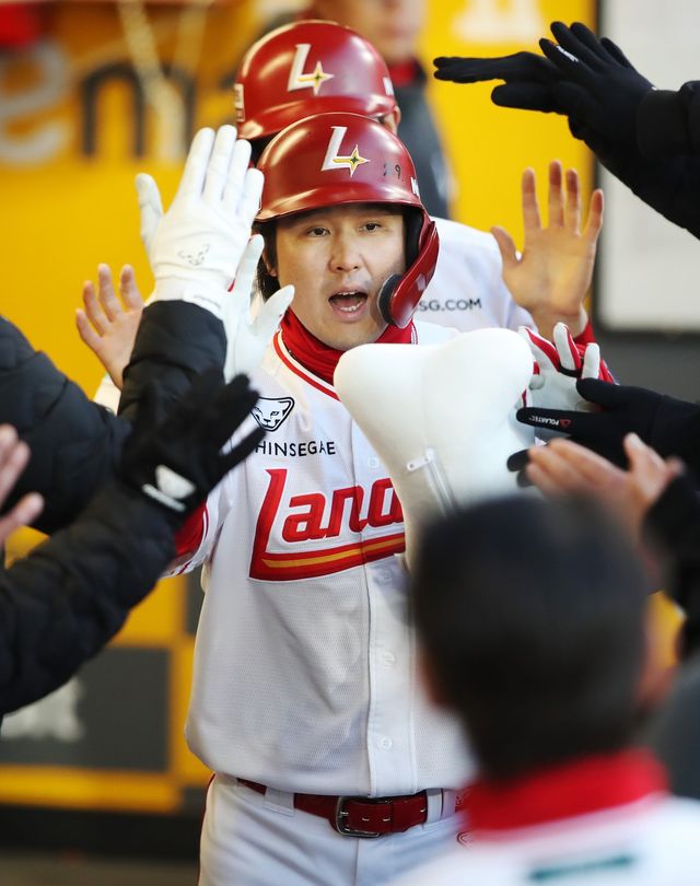 SSG 최정(가운데)이 2일 인천SSG랜더스필드서 열린 키움전 1회말 2점홈런을 쳐낸 뒤 동료들과 하이파이브를 하고 있다. 사진제공｜SSG 랜더스