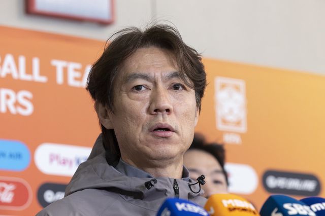 유럽 원정 A매치 2경기를 마친 홍명보 축구국가대표팀 감독이 2일 인천국제공항으로 귀국해 취재진과 인터뷰를 하고 있다. 인천국제공항｜뉴시스