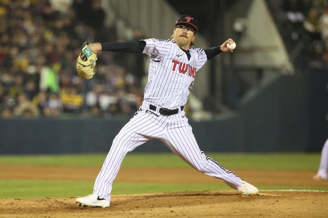 LG 라클란 웰스가 2일 잠실구장서 열린 ‘2026 신한 SOL KBO리그’ KIA와 홈경기에 선발등판해 힘차게 투구하고 있다. 사진제공｜LG 트윈스