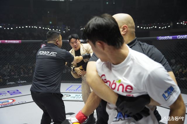 플라이급 챔피언 이정현(왼쪽)이 지난해 12월 장충체육관서 열릴 ‘굽네 로드FC 075’서 자신을 도발한 조준건과 몸싸움을 벌였다. 사진제공｜로드FC
