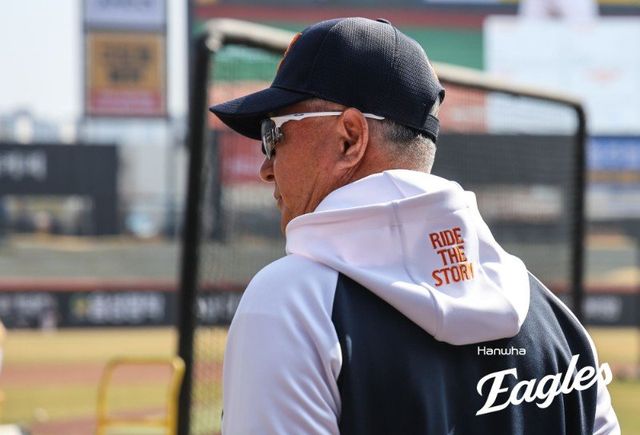 김경문 한화 감독이 대전한화생명볼파크서 훈련을 지켜보고 있다. 사진제공｜한화 이글스