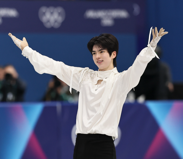 피겨스케이팅 차준환이 이탈리아 밀라노 아이스 스케이팅 아레나에서 열린 2026 밀라노·코르티나 담페초 동계올림픽 피겨스케이팅 남자 싱글 프리스케이팅에서 연기를 마치고 관중들에게 인사하고 있다. 뉴시스