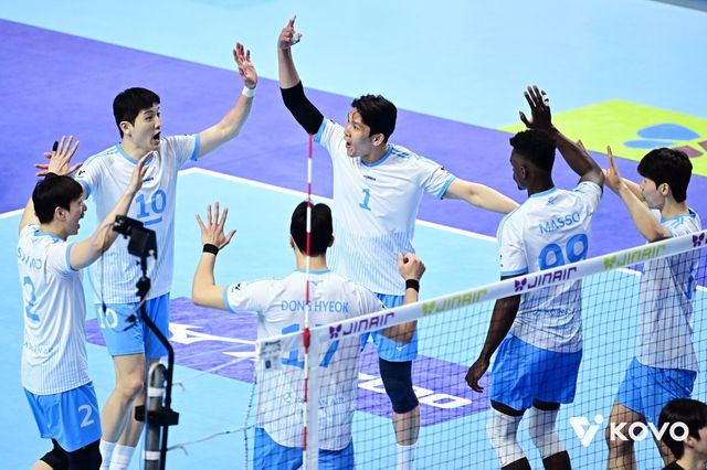 대한항공 선수들이 2일 인천 계양체육관에서 열린 현대캐피탈과 V리그 남자부 챔프 1차전에서 팀 득점을 올린 뒤 환호하고 있다. 사진제공｜KOVO