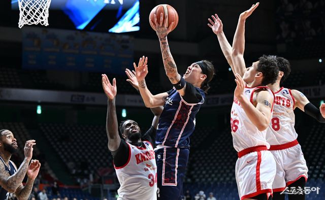 KCC 최준용(오른쪽에서 3번째)이 1일 부산 사직체육관서 열린 SK전 종료 21.3초전 77-77에서 결승 레이업슛을 성공시키고 있다. 사진제공｜KBL