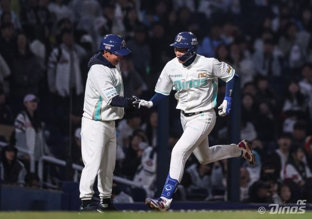 NC 신재인(오른쪽)이 1일 창원NC파크서 열린 ‘2026 신한 SOL KBO리그’ 롯데와 홈경기서&nbsp;데뷔 첫 홈런을 터트린 뒤 박용근 3루 주루코치와 하이파이브를 하고 있다. 사진제공｜NC 다이노스