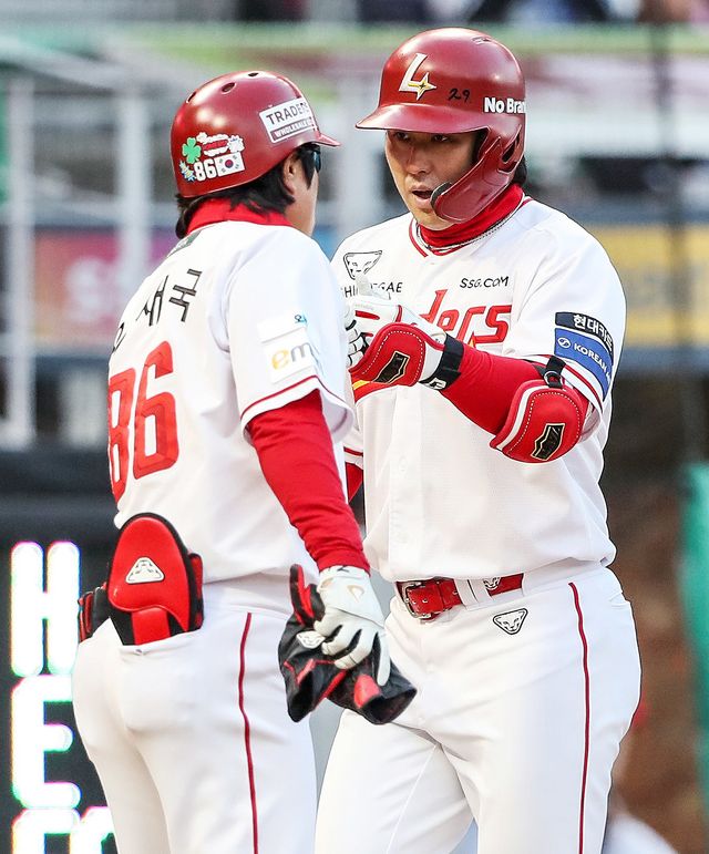 SSG 최정(오른쪽)이 2일 인천SSG랜더스필드서 열린 키움전 1회말 2점홈런을 쳐낸 뒤 윤재국 코치와&nbsp;하이파이브를 하고&nbsp;있다. 사진제공｜SSG 랜더스