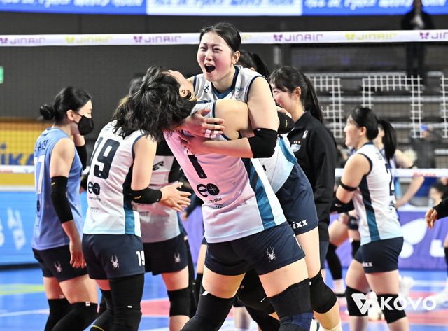 GS칼텍스 최가은(앞)과 권민지(뒤)는 정규리그서 주전 경쟁에 어려움을 겪었지만 PS선&nbsp;주전으로 손색이 없는 활약을 펼치며 팀의 4전승에 앞장섰다. 사진제공│KOVO