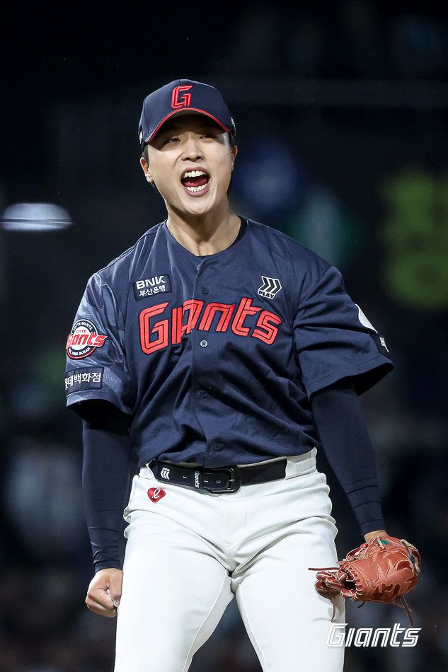 롯데 박정민이 1일 창원NC파크서 열린 NC전서 삼진을 잡은 뒤 포효하고 있다. 사진제공｜롯데 자이언츠