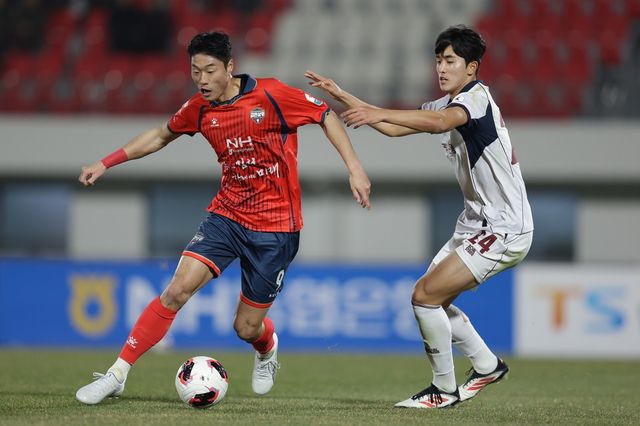 이정규 광주 감독은 여름이적시장서 외국인 선수가 보강돼도 주전으로 기용 중인&nbsp;10대 센터백 김용혁(사진)과 공배현 등을 먼저 쓰겠다고 다짐했다. 사진제공│한국프로축구연맹