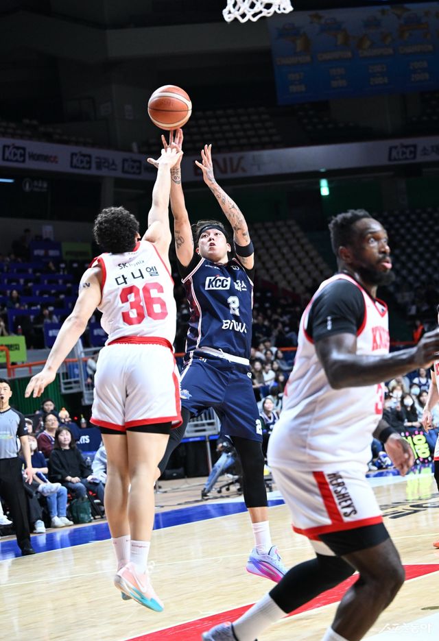 KCC 최준용(가운데)이 1일 부산 사직체육관서 열린 SK전 도중 에디 다니엘(왼쪽)의 블로킹의 피해 슛을 던지고 있다. 사진제공｜KBL