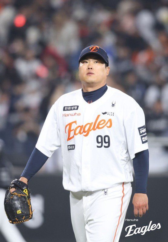 한화 류현진이 1일 대전한화생명볼파크서 열린 KT전서 투구를 마친 뒤 덕아웃으로 돌아가고 있다. 사진제공｜한화 이글스