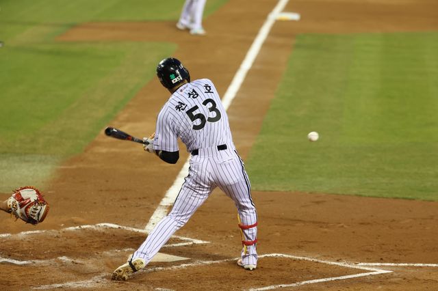 LG 천성호가 2일 잠실구장서 열린 ‘2026 신한 SOL KBO리그’ KIA와 홈경기서 2회말 1타점 우전 적시타를 치고 있다. 사진제공｜LG 트윈스