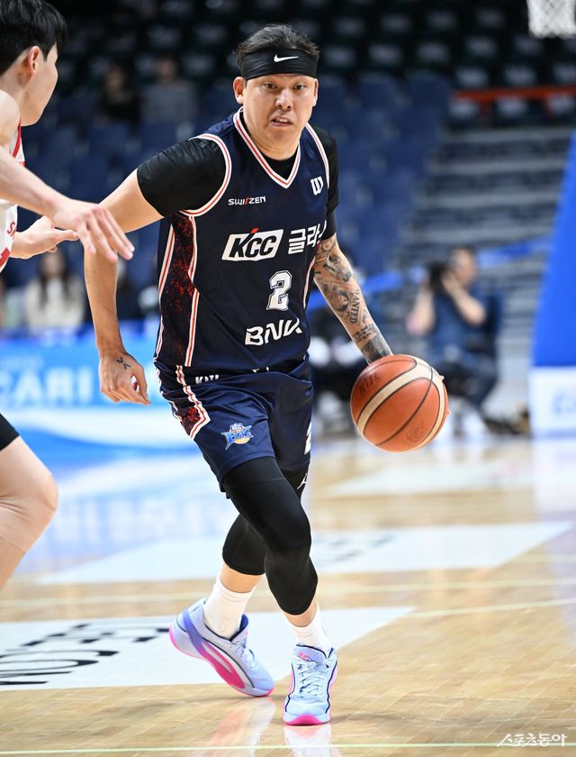 KCC 최준용(오른쪽)이 1일 부산 사직체육관에서 열린 SK전 도중 돌파를 시도하고 있다. 사진제공｜KBL