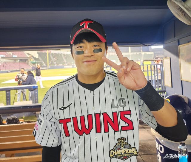 LG 천성호가 2일 잠실구장서 열린 ‘2026 신한 SOL KBO리그’ KIA와 홈경기가 끝난 뒤 손가락으로 브이를 그리며 승리의 기쁨을 만끽했다. 잠실=박정현 기자