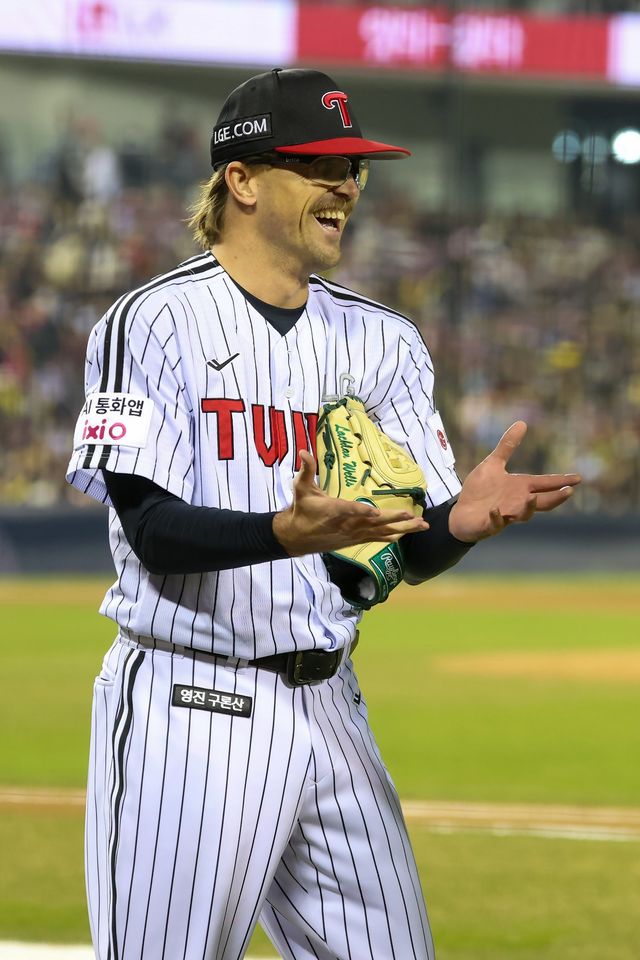 LG 라클란 웰스가 2일 잠실구장서 열린 ‘2026 신한 SOL KBO리그’ KIA와 홈경기에 선발등판해 이닝을 끝낸 뒤 심판에게 이물질 검사를 받고 있다. 사진제공｜LG 트윈스