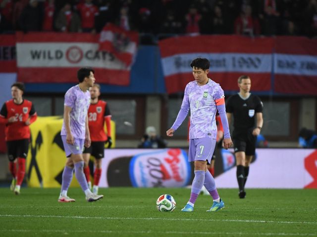 축구국가대표팀 주장 손흥민(오른쪽)이 1일(한국시간) 오스트리아와 원정 평가전 도중 실점한 뒤 아쉬워하고 있다. 빈｜AP뉴시스