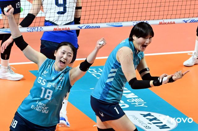 GS칼텍스 최가은(오른쪽)과 권민지는 정규리그서 주전 경쟁에 어려움을 겪었지만 PS선 주전으로 손색이 없는 활약을 펼치며 팀의 4전승에 앞장섰다. 사진제공│KOVO