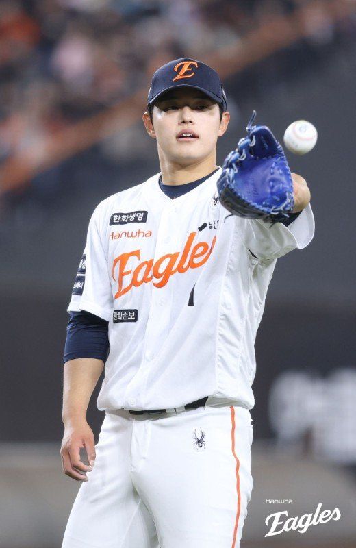 한화 문동주가 2일 대전한화생명볼파크서 열린 KT전서 공을 받고 있다. 사진제공｜한화 이글스