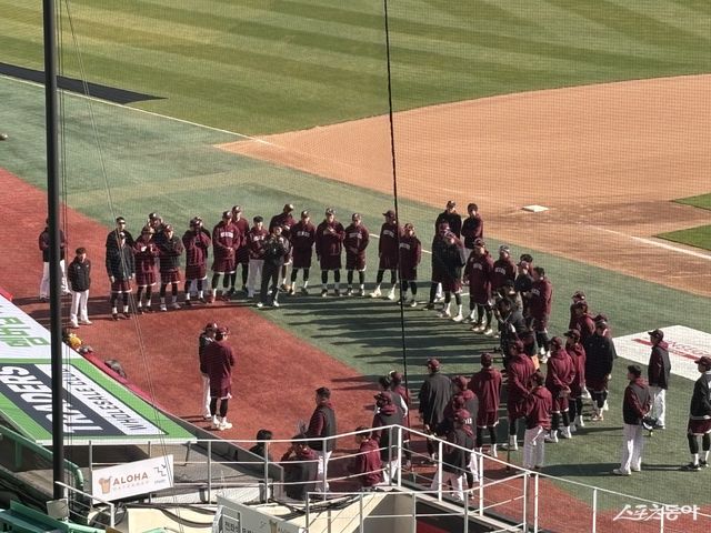 키움 선수단이 2일 인천SSG랜더스필드서 열린 SSG전에 앞서 설종진 감독의 첫 승을 축하하고 있다. 인천｜강산 기자 posterboy@donga.com