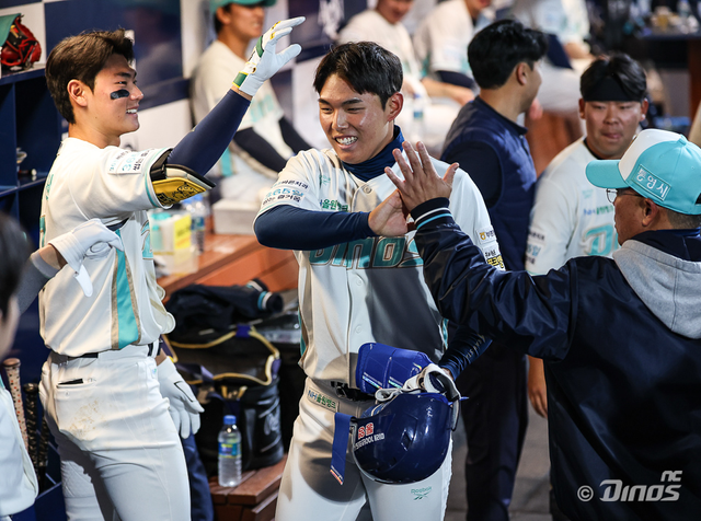 NC 신재인(가운데)이 1일 창원NC파크서 열린 ‘2026 신한 SOL KBO리그’ 롯데와 홈경기서&nbsp;데뷔 첫 홈런을 친 뒤 동료와 기쁨을 나누고 있다. 사진제공｜NC 다이노스