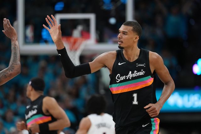 샌안토니오 빅토르 웸반야마가 20일(한국시간) 프로스트뱅크 센터에서 열린 포틀랜드와 NBA PO 1라운드 1차전서 득점에 성공한 뒤 동료와 하이파이브를 하고 있다. 샌안토니오｜AP뉴시스