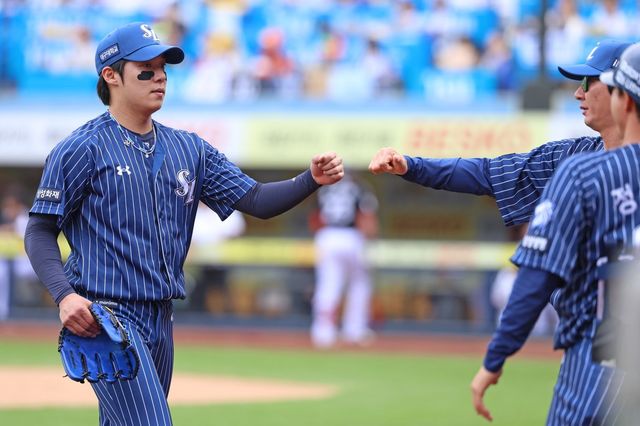 삼성 원태인(왼쪽)이 19일 대구 LG전 5회초&nbsp;도중&nbsp;교체돼 덕아웃을 향하고 있다. 사진제공｜삼성 라이온즈