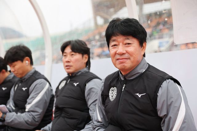 최근 5경기 연속 무승에 빠진 K리그2 대구가 성적 부진의 책임을 물어 김병수 감독(오른쪽)을 경질하고 최성용 수석코치(가운데)에게 정식 지휘봉을 맡기기로 했다. 사진제공｜한국프로축구연맹