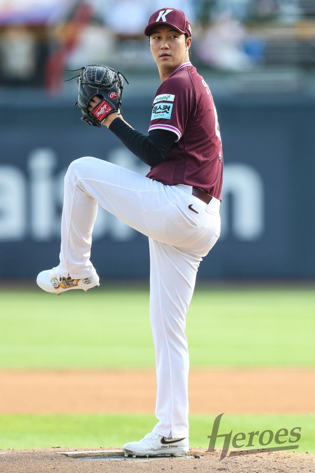 키움 안우진이 18일 수원KT위즈파크서 열린 KT전에 선발투수로 등판해 힘차게 공을 던지고 있다. 1군서 빌드업에 나서고 있는 안우진은 1, 2이닝 투구를 마치고 이제 3이닝 투구를 앞두고 있다. 4이닝을 던질 수 있는 몸 상태에선 정상적으로 선발등판을 소화할 예정이다. 사진제공｜키움 히어로즈