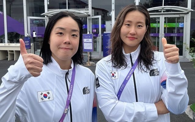 이해림(왼쪽)은 20일 경북&nbsp;김천실내수영장에서 열린 제98회 동아수영대회 마지막 날 여자 일반부 자유형 800m 결선에서 9분03초72이 기록으로 금메달을 목에 걸었다. 사진은 2022항저우아시안게임 오픈워터스위밍 출전에 앞서 대표팀 동료 이정민과 기념촬영한 모습. 사진제공│대한수영연맹