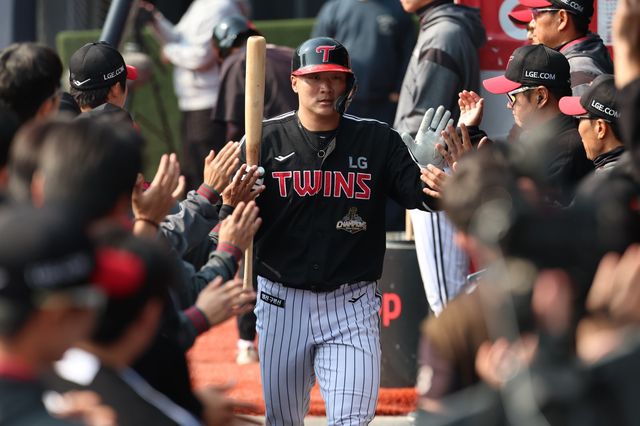 LG 이재원(가운데)은 타격 페이스를 끌어올리기 위해 20일 퓨처스리그로 향했다. 사진제공｜LG 트윈스