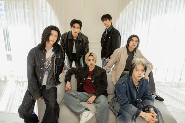 엑스디너리 히어로즈는 8번째 미니앨범 ‘데드 앤드’를 통해 록 발라드부터 메탈까지 아우르는 실험적 사운드로 ‘장르의 용광로’다운 정체성을 다시 한번 입증했다. 또한&nbsp;멤버 전원이 참여한 자체 프로듀싱으로 음악적 세계를 더욱 확장했다. 사진제공｜JYP엔터테인먼트