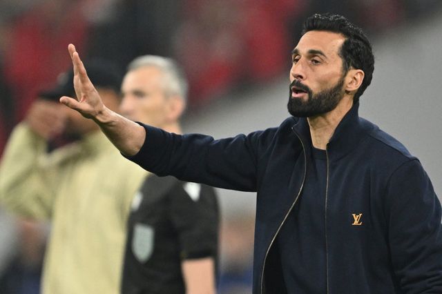 레알 마드리드가 알론소 전 감독과 아르벨로아 감독(오른쪽) 선임까지 실패로 돌아가자 현지 매체들은 구단을 향해 비판을 아끼지 않았다. AP뉴시스