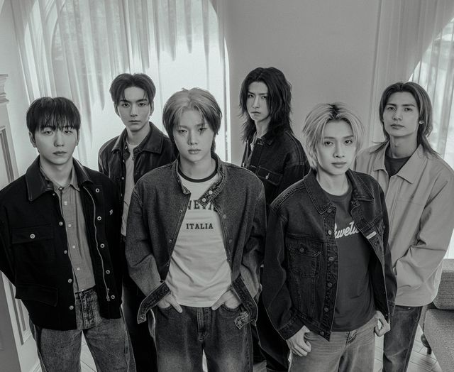 엑스디너리 히어로즈는 8번째 미니앨범 ‘데드 앤드’를 통해 록 발라드부터 메탈까지 아우르는 실험적 사운드로 ‘장르의 용광로’다운 정체성을 다시 한번 입증했다. 또한&nbsp;멤버 전원이 참여한 자체 프로듀싱으로 음악적 세계를 더욱 확장했다. 사진제공｜JYP엔터테인먼트