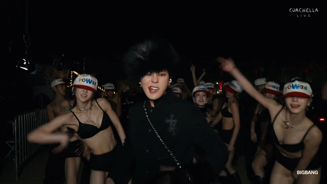 한국시간 20일 코첼라 무대에 선 지드래곤. 태양, 대성 등 빅뱅 동료들과 코첼라에 출격한 그는 자신의 솔로곡인 ‘파워’를 선보였다. 사진 캡처｜코첼라