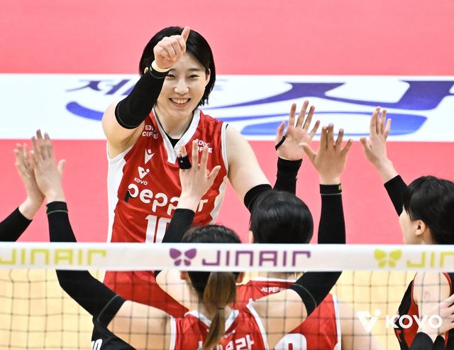 페퍼저축은행이 모기업의 재정난으로 구단 매각을 추진하고 있지만 인수 희망 기업이 나타나지 않아 새 주인을 찾기까지 시간이 걸릴 것으로 보인다. 내부 FA 박정아(가운데)의 경우 사인앤트레이드로 한국도로공사행이 유력하다. 사진제공│KOVO