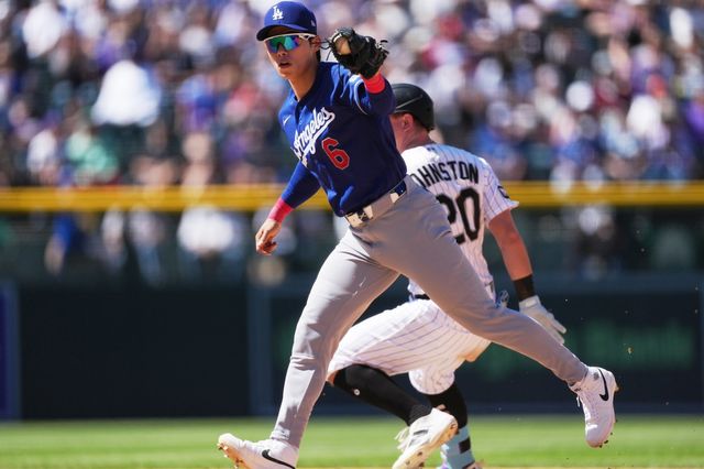 다저스 김혜성이 20일(한국시간) 쿠어스필드서 열린 콜로라도전서 수비를 끝낸 뒤 더그아웃으로 이동하고 있다. AP뉴시스