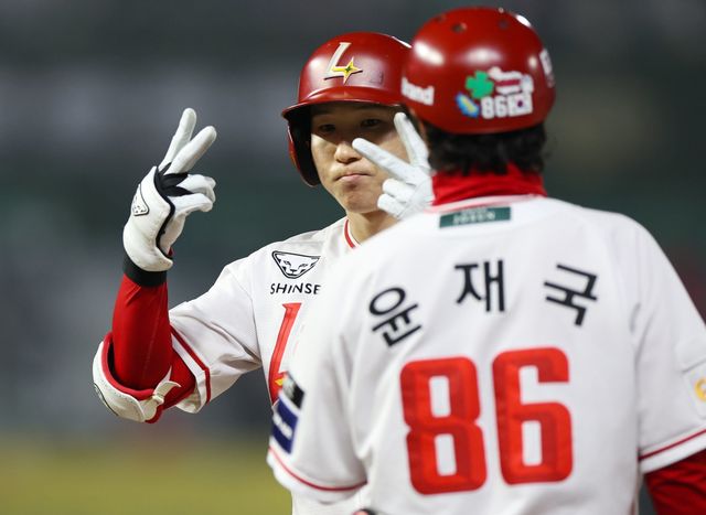 SSG 박성한(뒤). 뉴시스