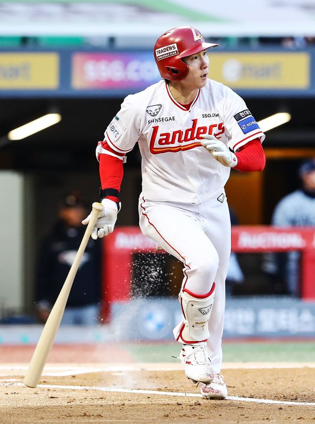 SSG 박성한은 2026시즌 개막 후 전 경기 안타 행진을 벌이고 있다. 개막 18경기 연속 안타를 때린 박성한은 21일 대구 삼성전서 KBO 개막 연속 경기 안타 신기록에 도전한다. 뉴시스