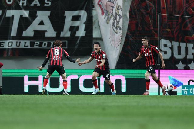 서울 황도윤(가운데)이 21일 부천과 K리그1 홈경기에서 후반 쐐기골을 뽑은 뒤 동료들의 축하를 받고 있다. 사진제공｜한국프로축구연맹