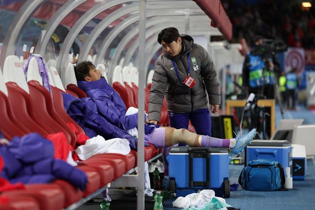 축구대표팀 수비수 김주성이 1일(한국시간) 오스트리아 원정 평가전 도중 무릎을 다친 뒤 대표팀 의무 트레이너의 치료를 받고 있다. 대표팀은 북중미월드컵에서의 효율적인 선수 관리를 위해 팀닥터를 확대하고 개인 트레이너도 허용했다. 사진제공｜대한축구협회