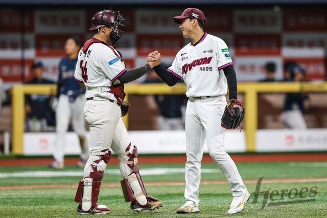 키움 가나쿠보 유토(오른쪽)가 21일 고척 NC전서 팀 승리를 지킨 뒤 포수 김동헌과 악수하고 있다. 사진제공｜키움 히어로즈