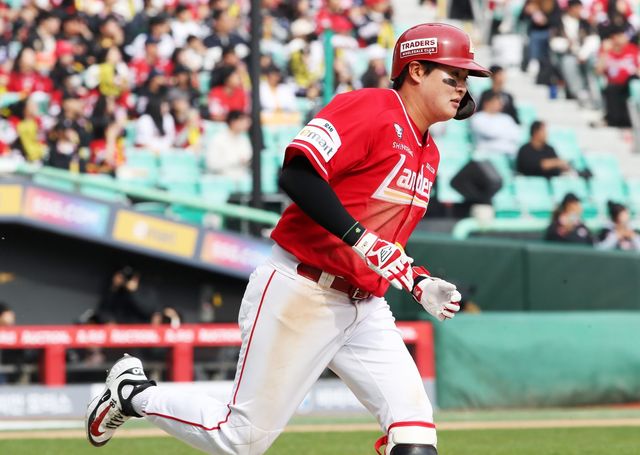 SSG 중심타자 고명준이 재검진 결과 척골 골절 소견을 받았다. 4주간 회복 후 복귀 일정을 조율할 예정이다. 뉴시스