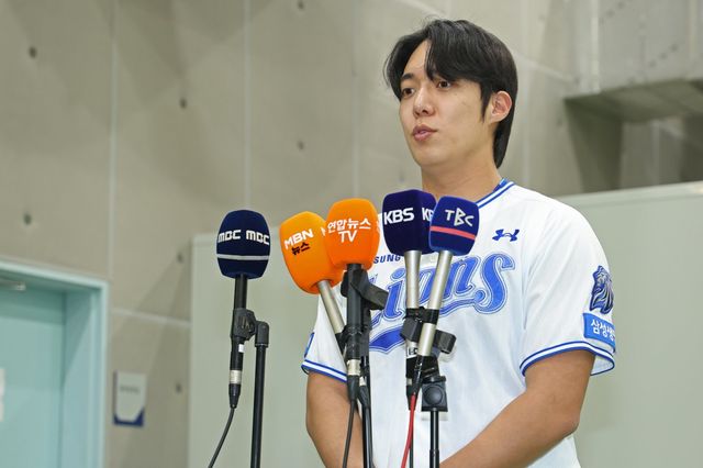 삼성 원태인이 21일 대구삼성라이온즈파크서 열린 SSG전에 앞서 19일 경기 도중 보인 행동에 대해 사과하고 있다. 사진제공｜삼성 라이온즈