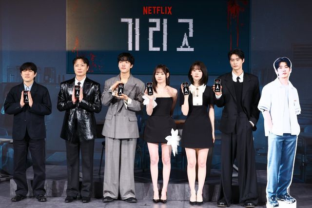 [서울=뉴시스] 황준선 기자 = 박윤서(왼쪽부터) 감독, 배우 노재원, 이효제, 전소영, 강미나, 현우석이 21일 서울 용산구 CGV 용산아이파크몰에서 열린 넷플릭스 시리즈 ‘기리고’ 기자간담회에서 포즈를 취하고 있다. 2026.04.21. hwang@newsis.com