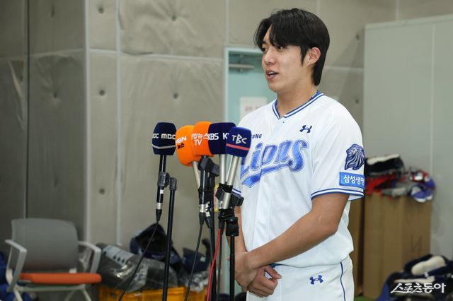 삼성 원태인이 21일 대구삼성라이온즈파크서 열린 SSG전에 앞서 19일 경기 도중 보인 행동에 대해 사과하고 있다. 사진제공｜삼성 라이온즈