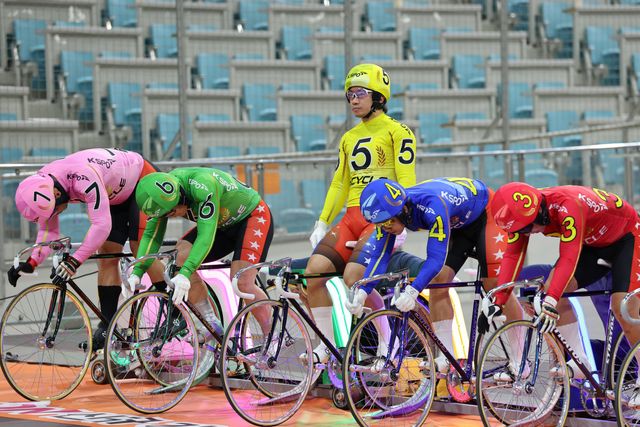 한국 경륜의 ‘리빙 레전드’ 정종진이 역대 통산 최다승 신기록이라는 새 역사를 눈앞에 두고 있다. 경주 시작을 앞두고 호흡을 가다듬고 있는 정종진(가운데 노란색 유니폼). 사진제공 | 국민체육진흥공단