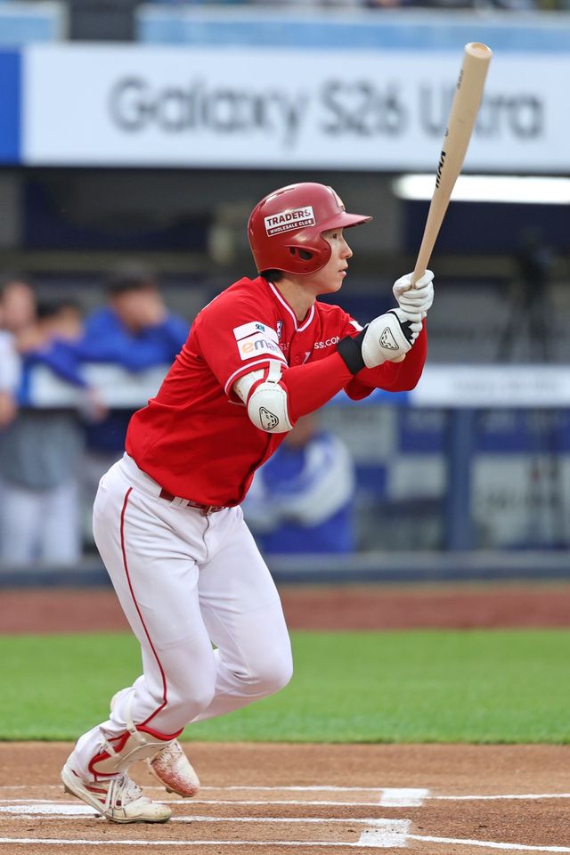 SSG 박성한이 21일 대구 삼성전 1회초 안타로 KBO 개막전 이후 최장 연속 경기 안타 신기록을 써내고 있다. 사진제공｜SSG 랜더스