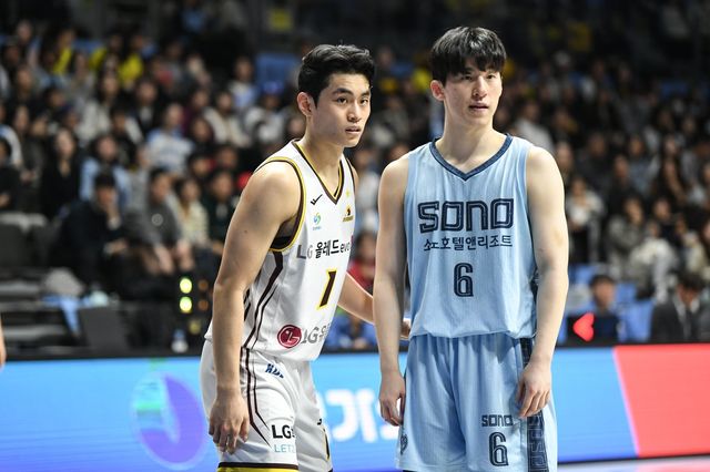 LG 유기상(왼쪽)과 소노 이정현은 4강 PO서 치열한 백코트 경쟁을 펼친다. 사진제공｜KBL&nbsp;