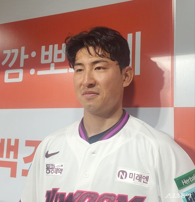 키움 가나쿠보 유토가 21일 고척 NC전을 끝낸 뒤 개인 첫 세이브의 소감을 밝히고 있다. 고척=박정현 기자